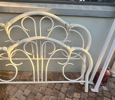 WHITE WROUGHT IRON SINGLE HEADBOARD - R500 (C BENONI)