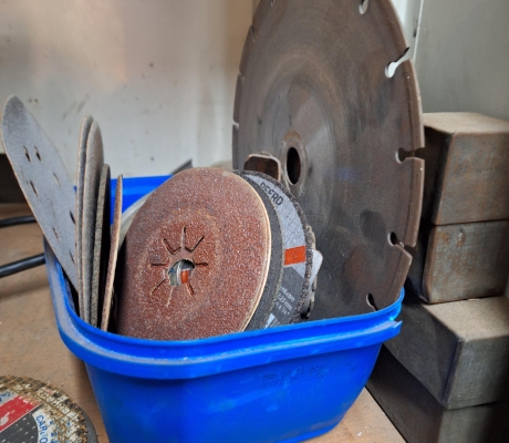 (102- SUIDEROORD)- GRINDING DISKS AND CUTTER- R 100