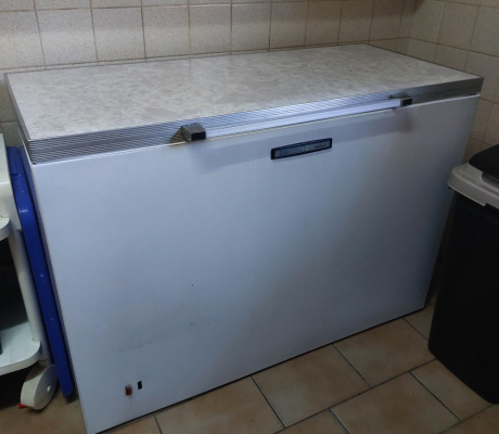 (147- S/OORD H)- LARGE CHEST FREEZER- R 2400