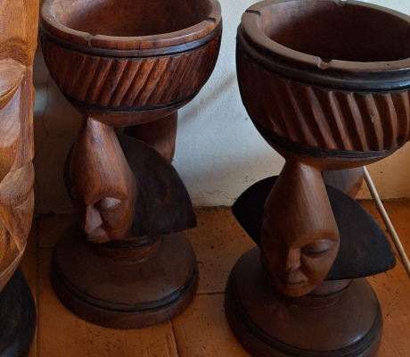 (H 45- S/OORD)- PAIR OF AFRICAN TRIBAL HARDWOOD ASHTRAYS- R 100