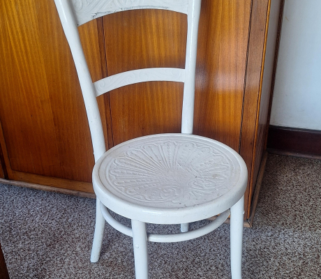 WHITE CHAIR = PRICE ON THE DAY