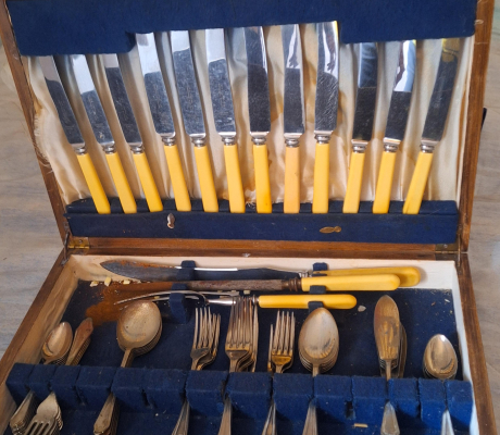 (Brakpan ) - Cutlery set  R 500