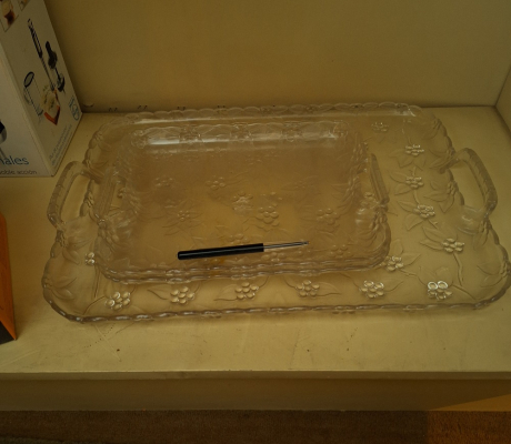 (ALB - 28) 2 X PLASTIC TRAYS  R30