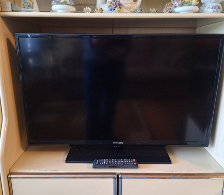 (ALB - 33) SAMSUNG NON SMART TV  R600