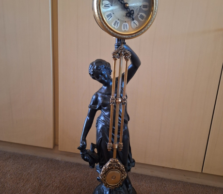 (ALB - 46) RHYTHM FIGURAL CLOCK  R650