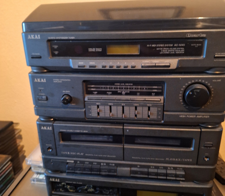 (ALB - 47) AKAI HIFI WITH SPEAKERS AND REMOTE   R700