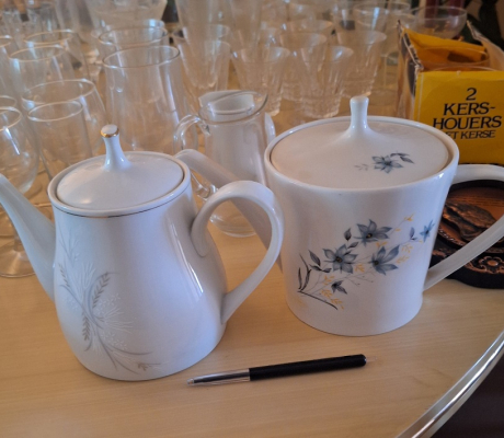 (ALB - 68) 2 TEAPOTS  R40