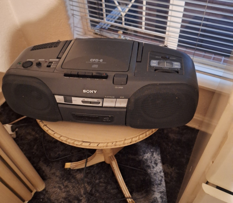 (ALB - 88) SONY CD / RADIO PLAYER  R150