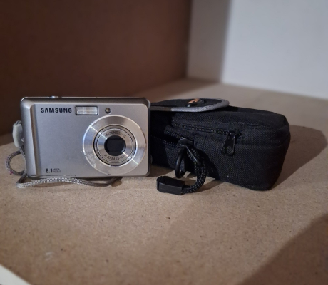 (ALB - 92) SAMSUNG DIGITAL CAMERA  R100