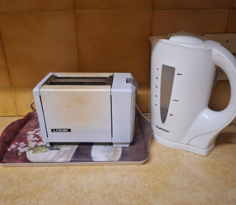 (ALB - 127) TOASTER AND KETTLE  R160