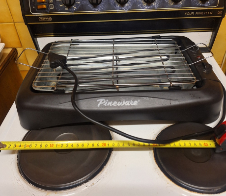 (ALB - 154) PINEWARE ELECTRIC BRAAI  R80