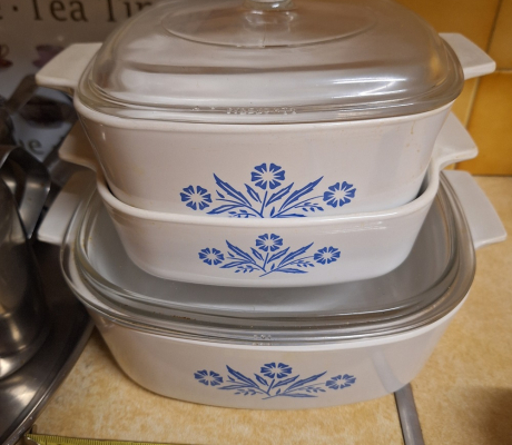 (ALB - 156) 3 X CORNINGWARE DISHES WITH BLUE PATTERN (2LIDS)  R250