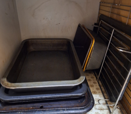(ALB - 166) VARIOUS OVEN PANS  R140