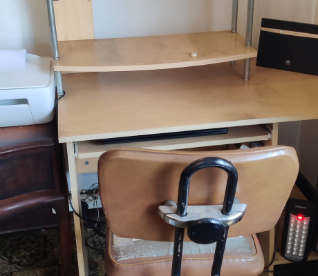 (Brakpan ) - Computer stand and chair  R 100