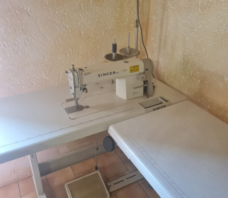 (115- S/OORD H)- INDUSTRIAL SEWING MACHINE AND TABLE- R 8000