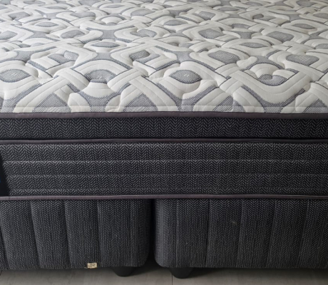 SEALY KING SIZE BED WITH HEADBOARD WAS R11000  NOW R9000