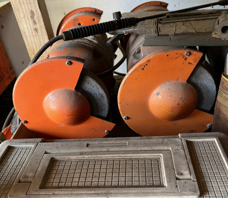(18- SUIDEROORD)- ORANGE BENCH GRINDER- R 500 each