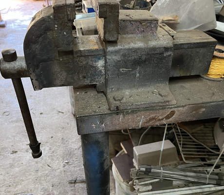 (28- SUIDEROORD)- STEEL TABLE WITH HEAVY DUTY BENCH VISE- R 600