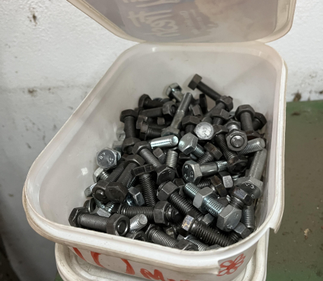 (11- SUIDEROORD)- STORAGE CONTAINERS WITH SCREWS- R 50 PER CONTAINER (SELLING ON THE DAY)