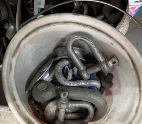(77- SUIDEROORD)- ROUND CONTAINER WITH VARIOUS SHACKLES- R 80