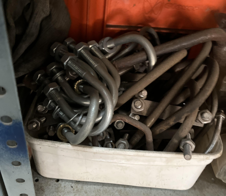 (78- SUIDEROORD)- SQUARE CONTAINER WITH VARIOUS SHACKLES- R 120