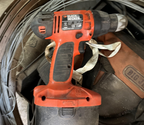 (81- SUIDEROORD)- BLACK & DECKER CORDLESS DRILL- R 100