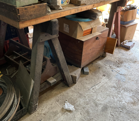 (84- SUIDEROORD)- WORKING TABLE WITH 2 METAL SAW HORSES- R 500