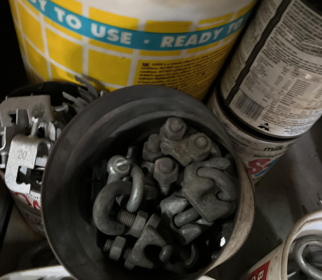 (98- SUIDEROORD)- VARIETY OF WIRE ROPE CLAMPS (ROUND TIN)-  POD