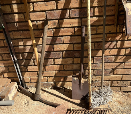 (147- S/OORD OB)- GARDEN RAKE AND SPADE- R 60