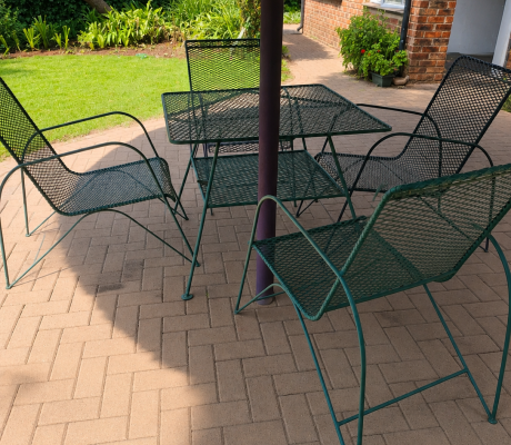 (Brakpan ) - Outside metal table and chairs  R 800