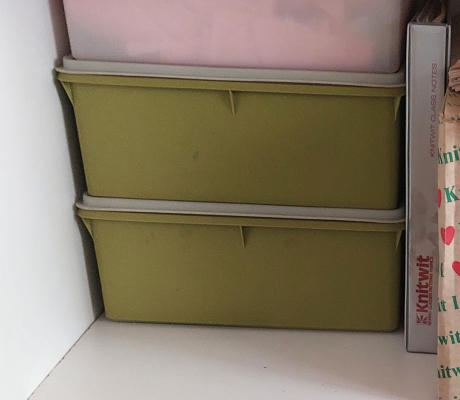 (137- S/OORD H)- 2 X GEEN VINTAGE TUPPERWARE CONTAINERS- R 80