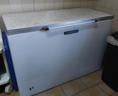 (147- S/OORD H)- LARGE CHEST FREEZER- R 2400