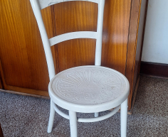 WHITE CHAIR = PRICE ON THE DAY