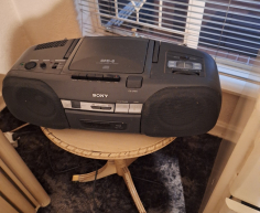 (ALB - 88) SONY CD / RADIO PLAYER  R150