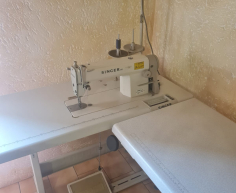 (115- S/OORD H)- INDUSTRIAL SEWING MACHINE AND TABLE- R 8000
