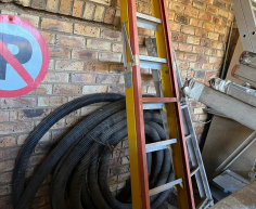 (158- S/OORD OB)- YELLOW/ RED FIBREGLASS LADDER- R 800