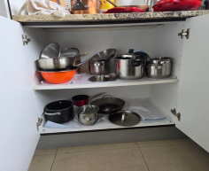 (BI43) Variety of pots