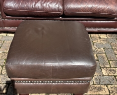 No:  4  (KP-STORE) -GENIUNE LEATHER OTTOMAN  - R650