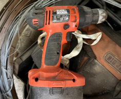 (81- SUIDEROORD)- BLACK & DECKER CORDLESS DRILL- R 100