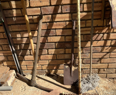 (147- S/OORD OB)- GARDEN RAKE AND SPADE- R 60