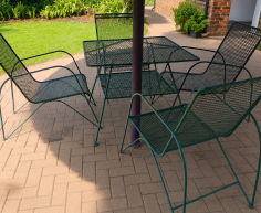 (Brakpan ) - Outside metal table and chairs  R 800